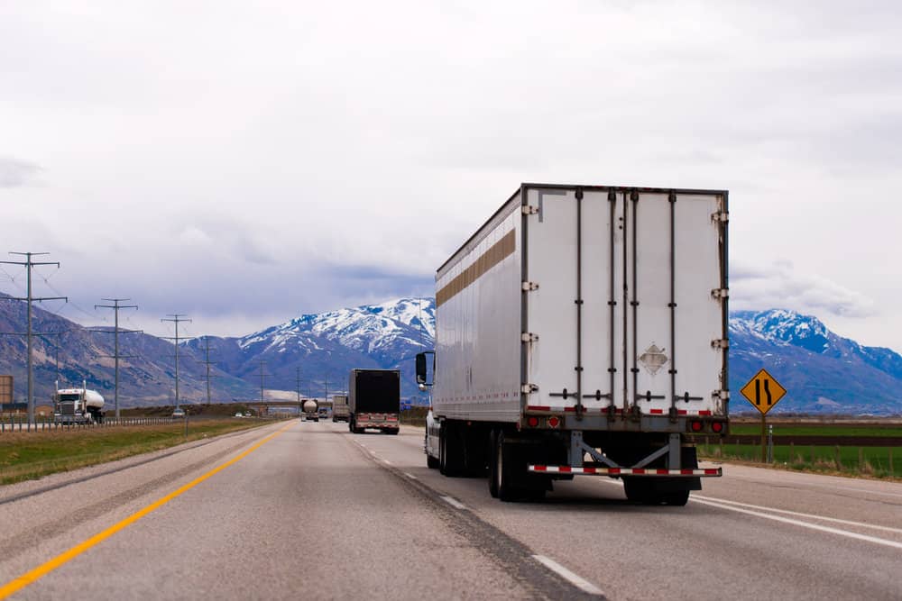  Carriers require different reporting attributes from trailers depending on application, sometimes even within their own fleets, so having flexibility in a tracking solution is important. ( Photo: Shutterstock ) 