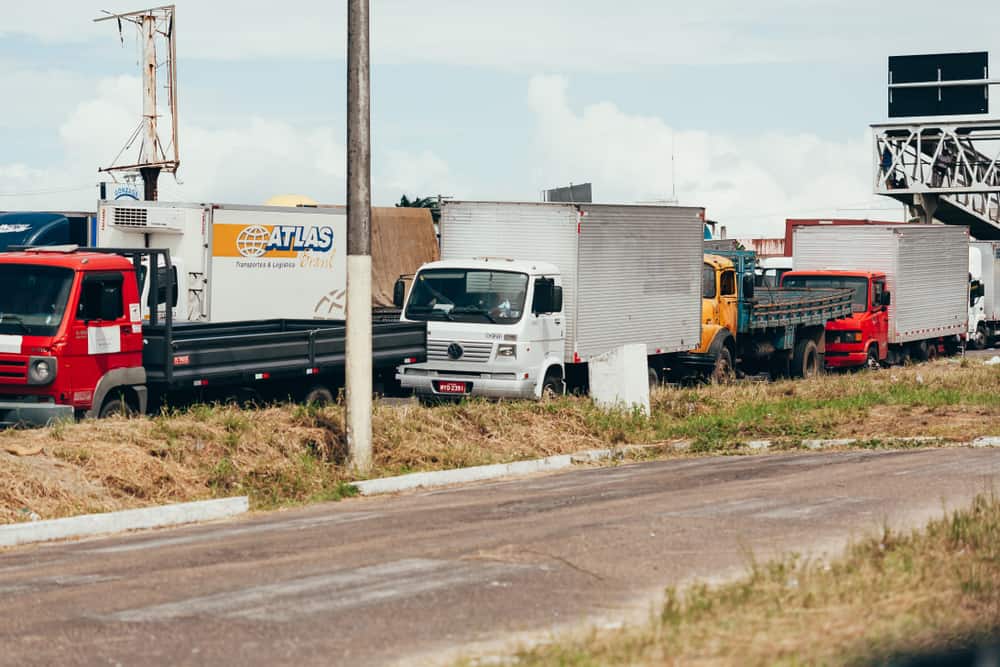  Brazilian truck drivers partially block the highway BR-101 during the fifth day of their nationwide strike over rising fuel costs. ( Photo: Wikimedia Commons ) 