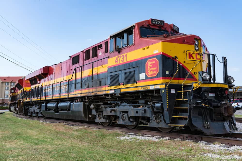 Kansas City Southern de Mexico railroad locomotive parked in Forth Worth, Texas on May 11, 2017. ( Photo: Paul Brady / Shutterstock )