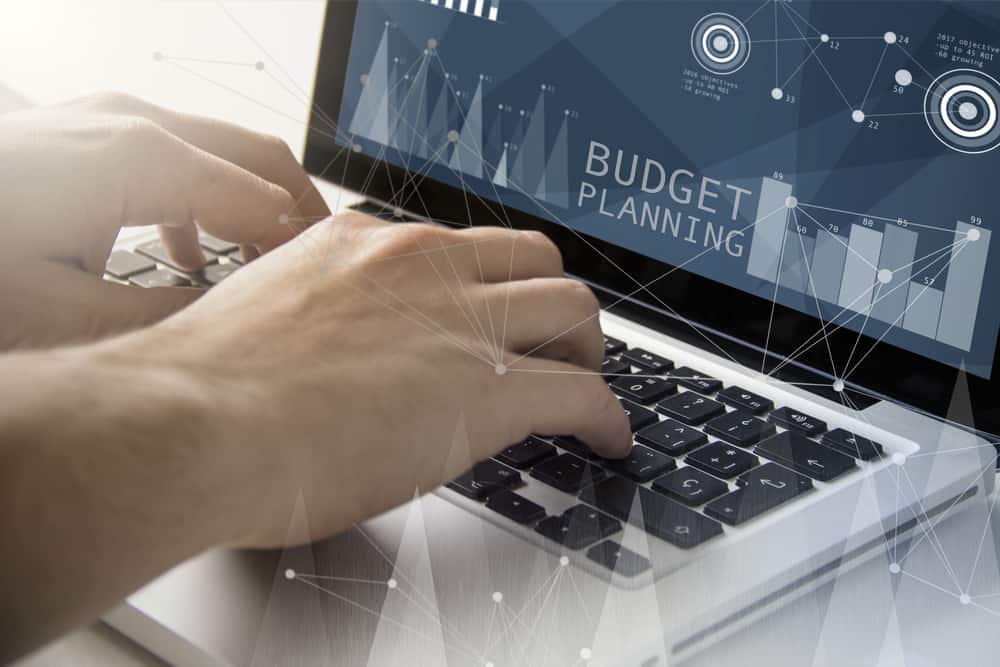  Regular budget forecasting can help businesses better manage their cash flow and help identify potential revenue problems. ( Photo: Shutterstock ) 