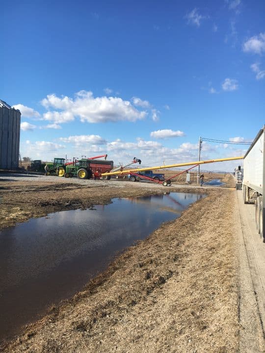  Neighbors rallied to help western Iowa farmer Jeff Jorgenson move stored corn and soybeans threatened by flooding.  (Photo: Jeff Jorgenson)  