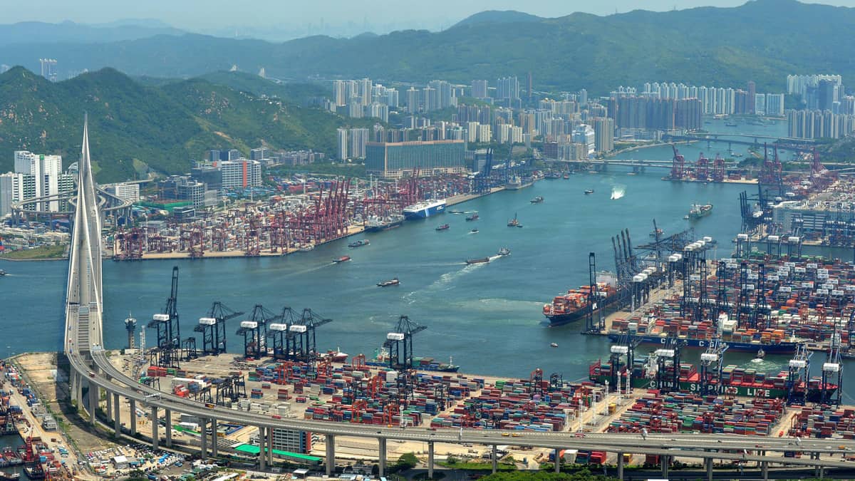 China looks to resolve trade dilemma with the U.S. through negotiations (Photo: Hong Kong Maritime and Port Board)
