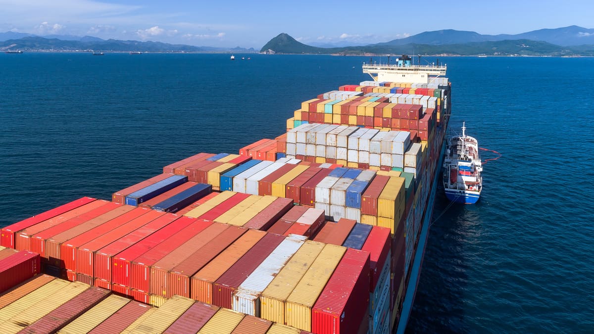 container ship refueling