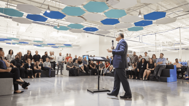 Bob Farrell speaks to GlobalTranz employees in 2018.
