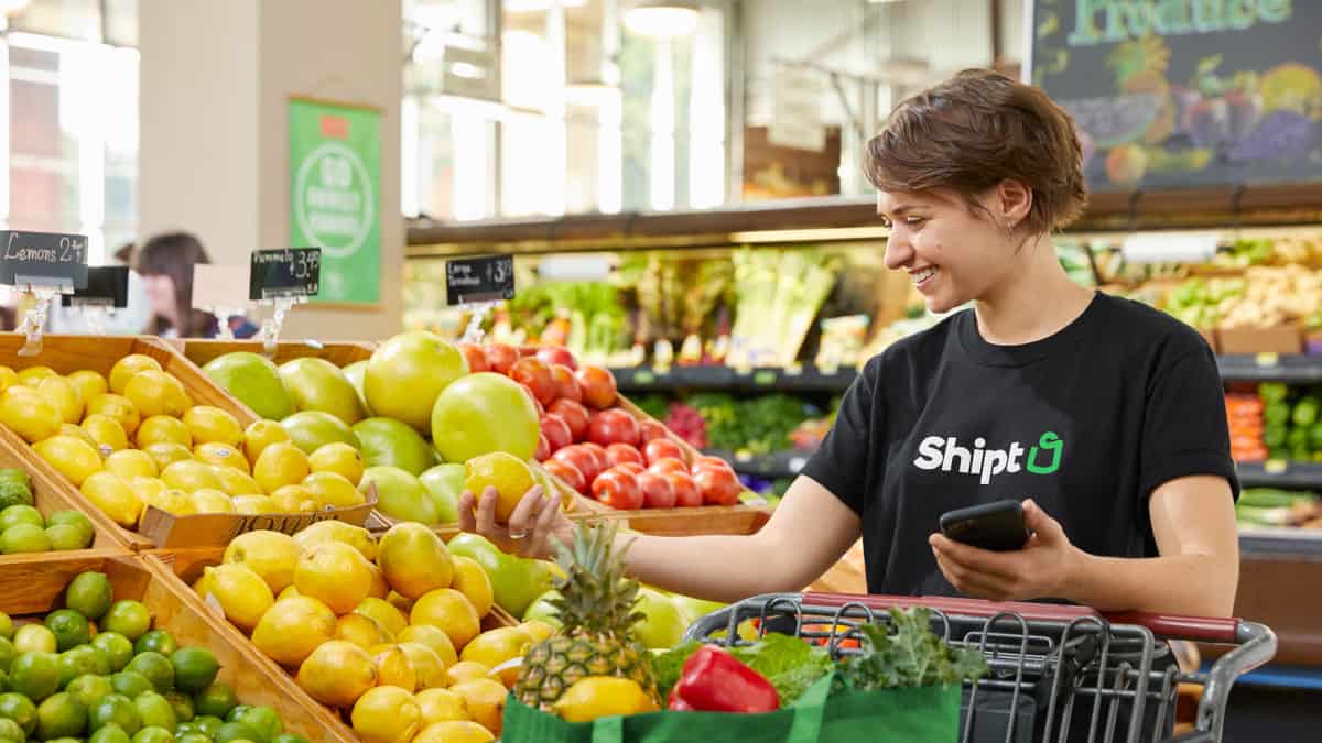 Shipt worker fulfills an online order