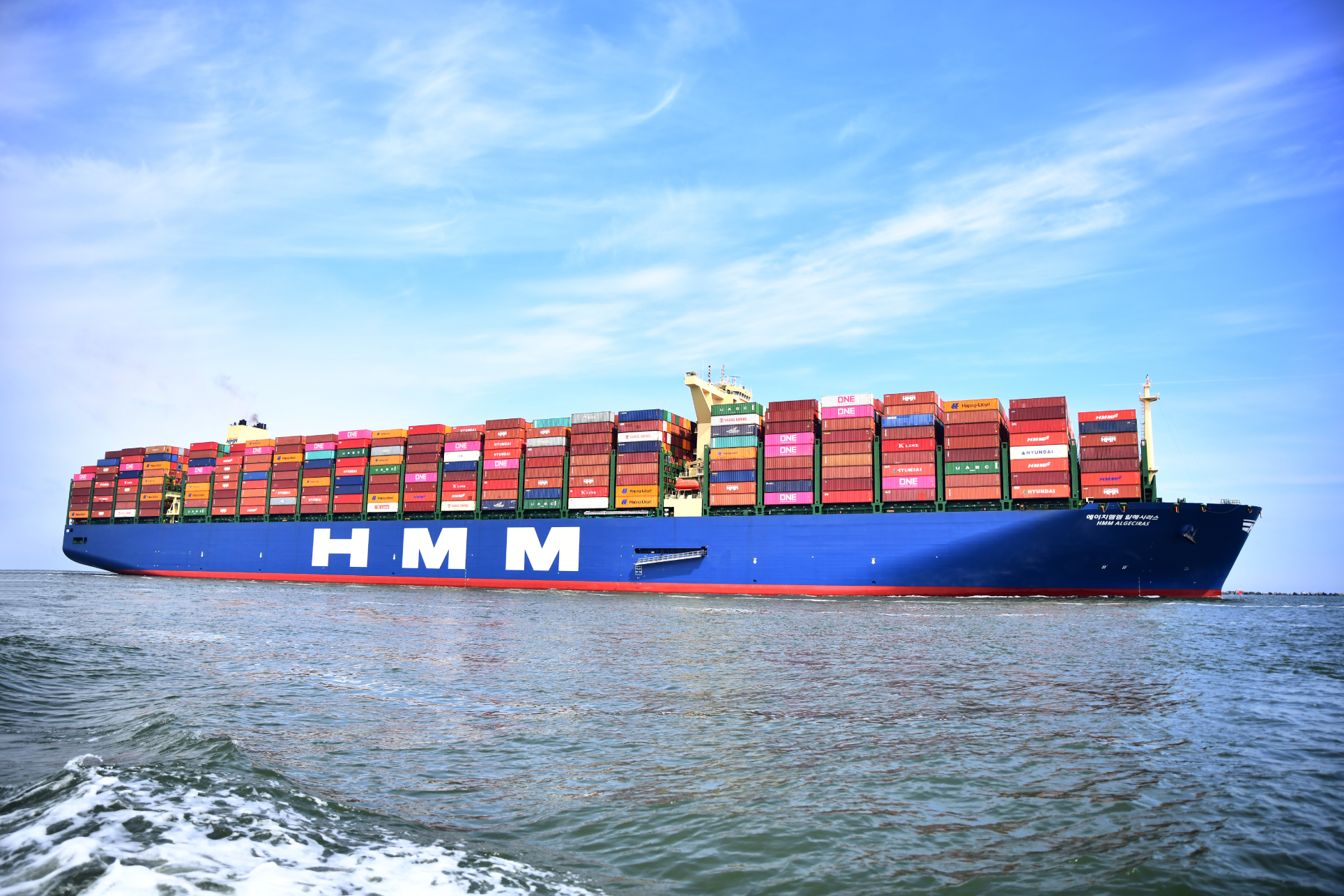 A container ship of HMM, seen from the side. The company was victim of a cyberattack.