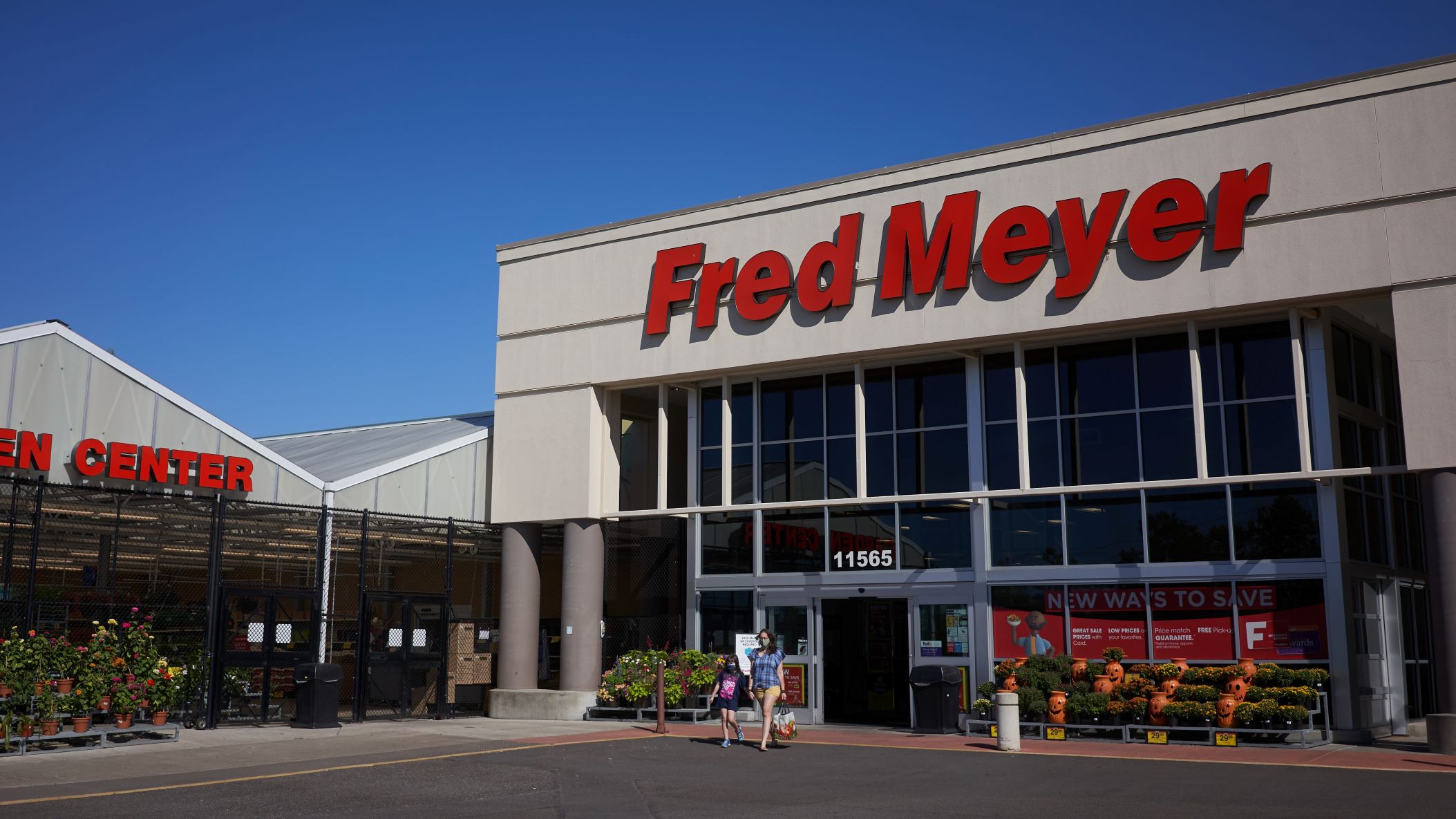 Front entrance to a Fred Meyer grocery store.