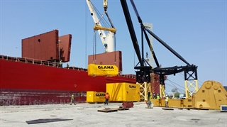 The port's heavy lift capabilities at work. (Photo: Port Milwaukee)
