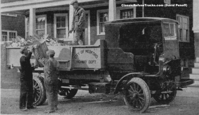 An early Autocar refuse truck. (Photo: David Penoff/ClassicRefuseTrucks.com)