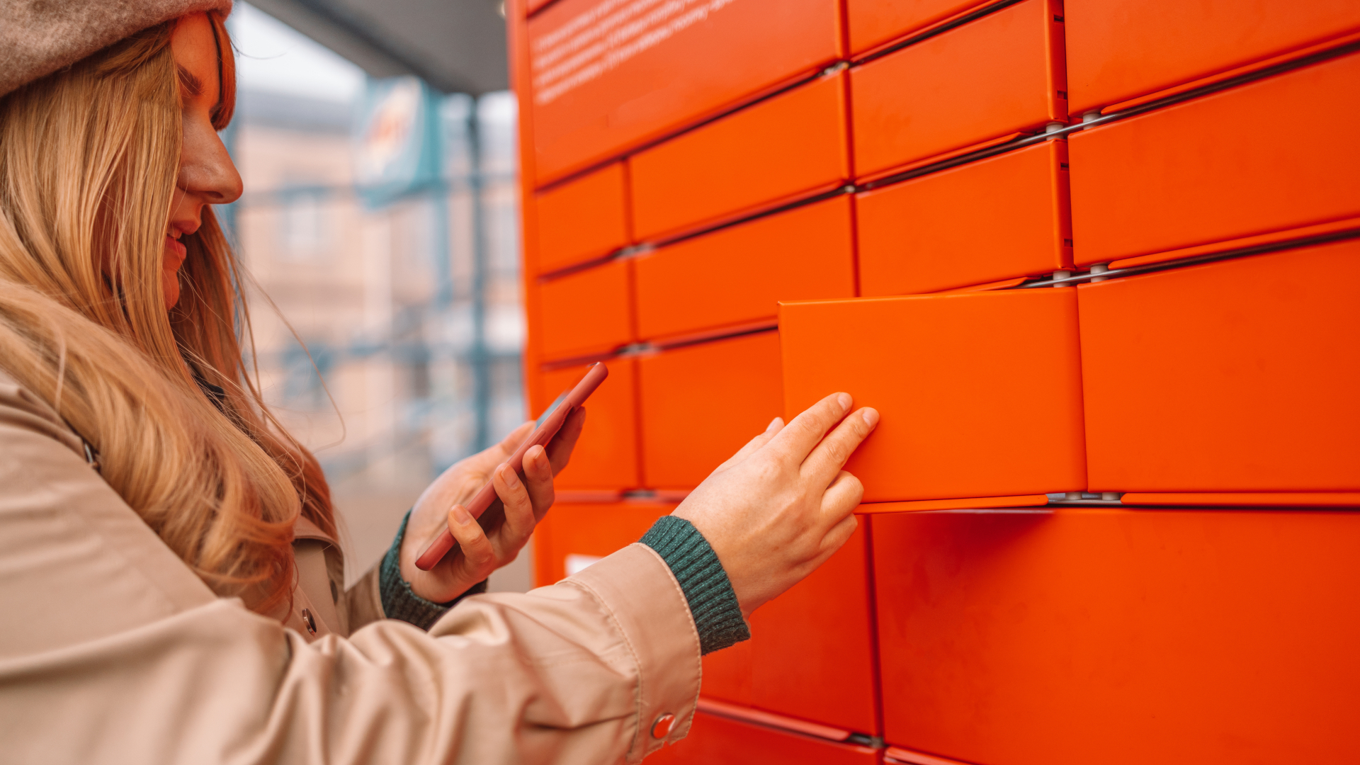 Last-mile delivery parcel locker