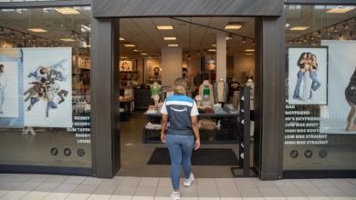 Amazon delivery person PacSun retail store