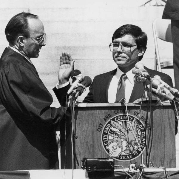 Federico Peña is sworn is as mayor of Denver, Colorado. (Photo: coloradovirtuallibrary.org)