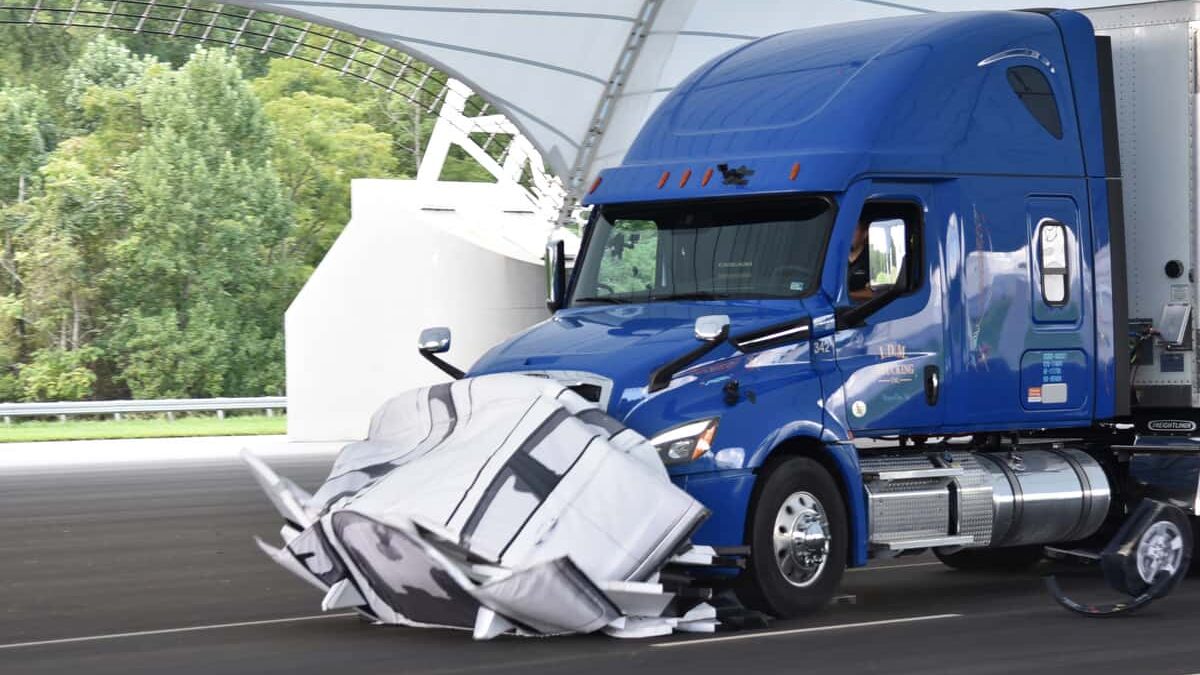 Stability control systems can help control tractor, trailer rollover risk -  Fleet Equipment Magazine