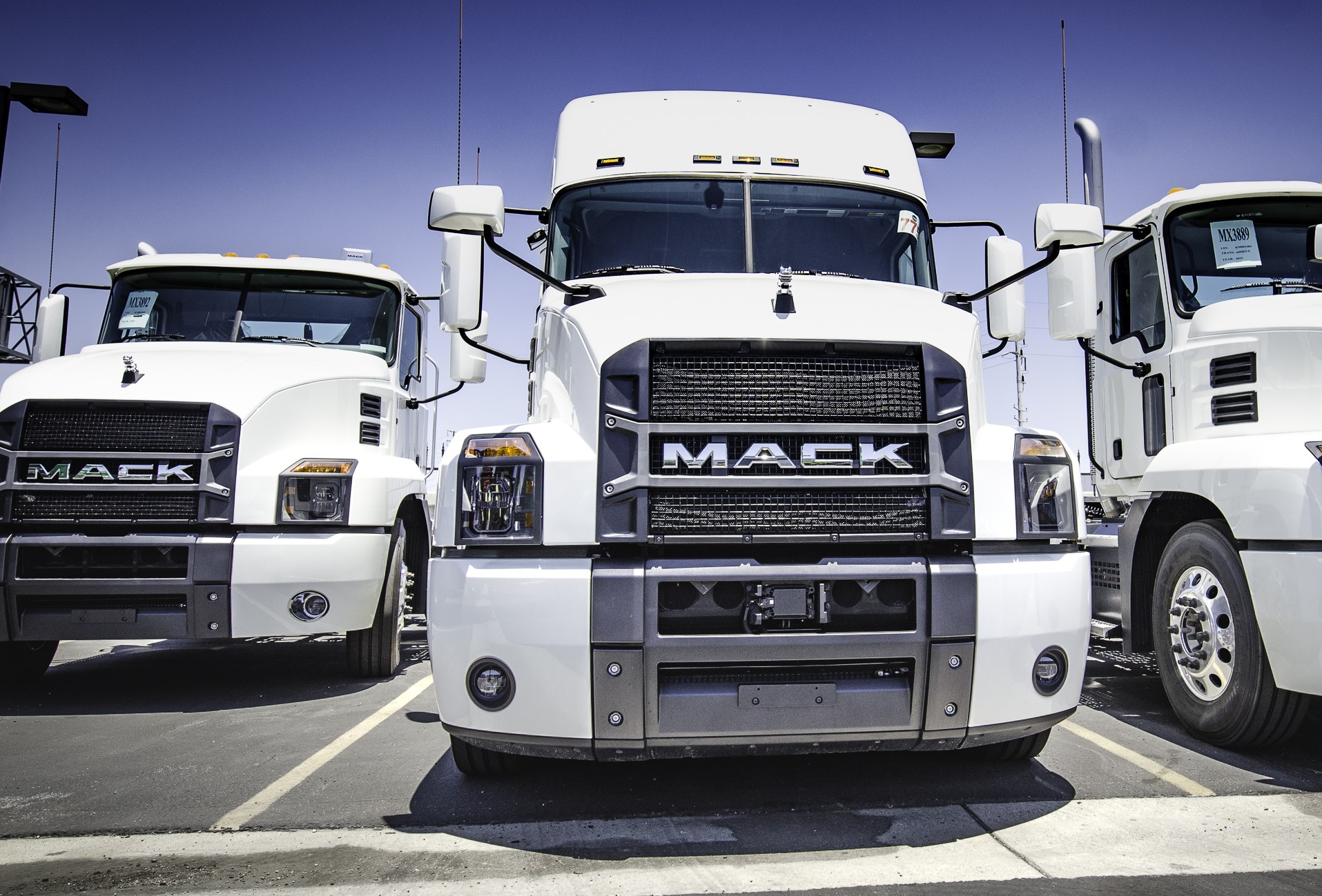 Mack Trucks settles with UAW on longer agreement - FreightWaves