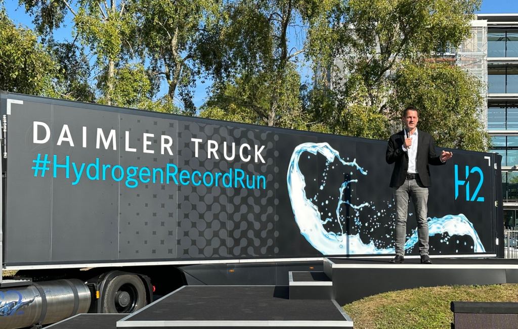 Daiml;er Truck following 1,00-kilometer hydrogen record run in Germany