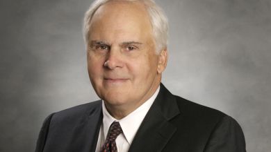 Head shot of FedEx Executive Chairman Fred Smith.