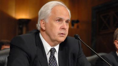Close up photo of gray-haired Fred Smith testifying before Congress.