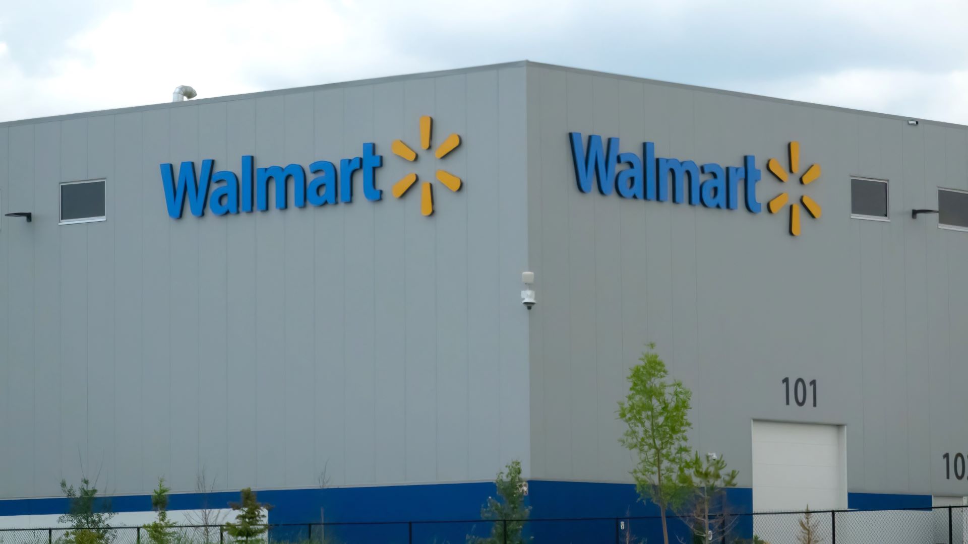 Logo on a large Walmart supercenter or warehouse.