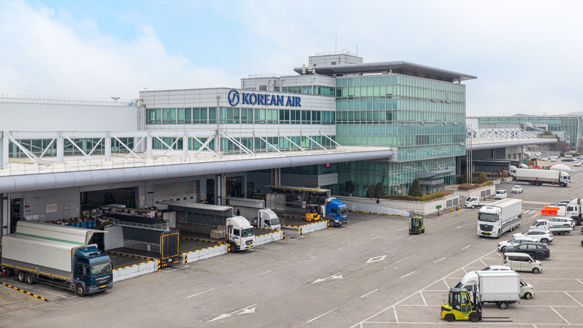 Korean Air installing automated cargo equipment at Incheon, JFK terminals