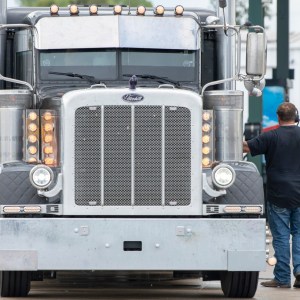 FMCSA tests giving truckers power to pause 14-hour clock