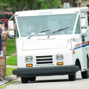 Lawmakers want Postal Service bonuses tied to delivery performance