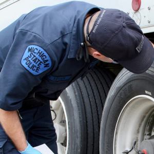 4 truck occupants detained after driver found without CDL in Michigan