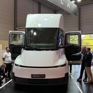 Tesla wins lead role in 2,500-truck electric Class 8 order