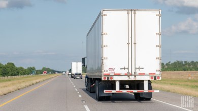 White dry van trailer on a highway as U.S. Bank and DAT data show contract rates ending August 22 cents above spot