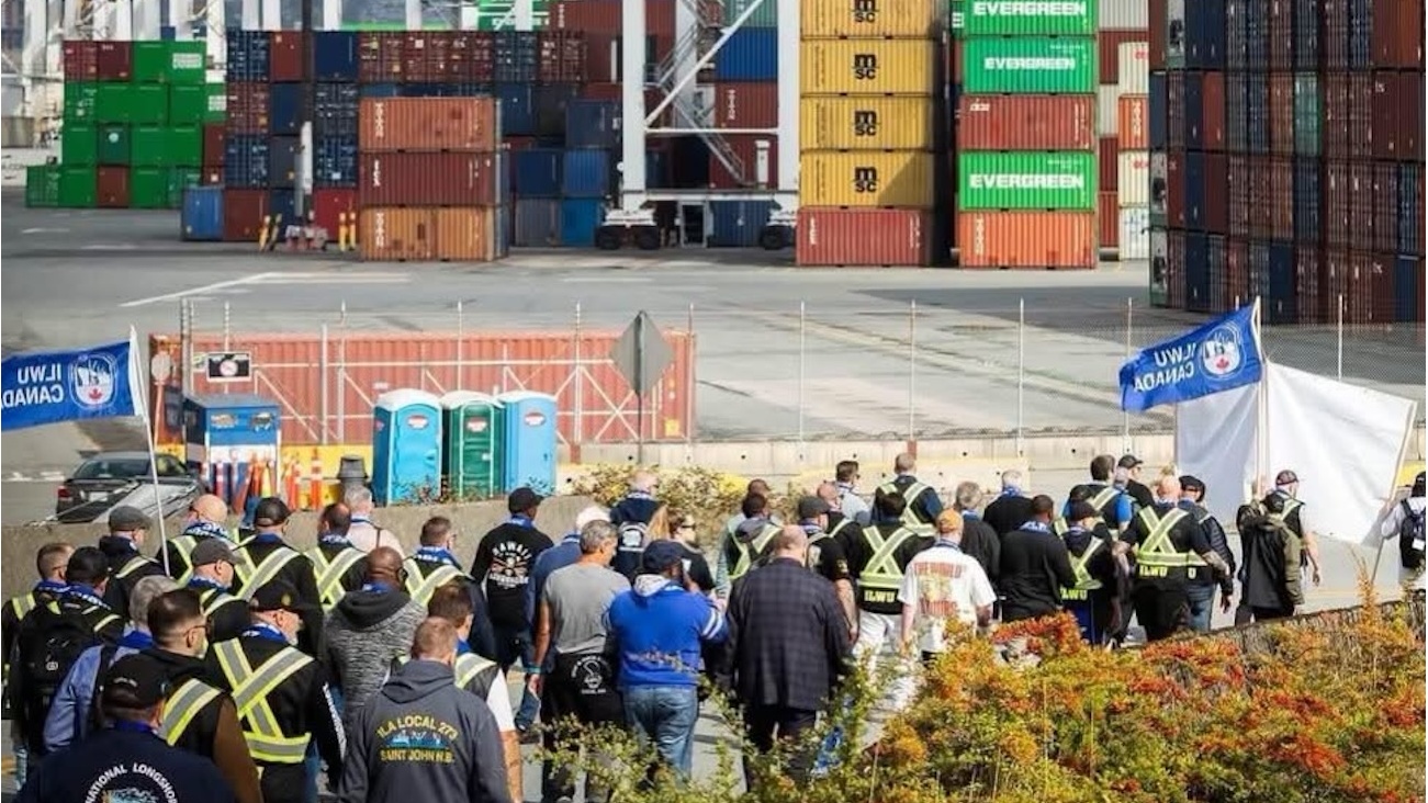 Longshore union members protest at Centerm at the Port of Vancouver, Canada, in late September. (Photo: ILA)