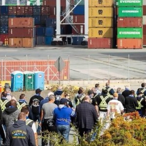 Dockworkers protest at Port of Vancouver over automation, AI