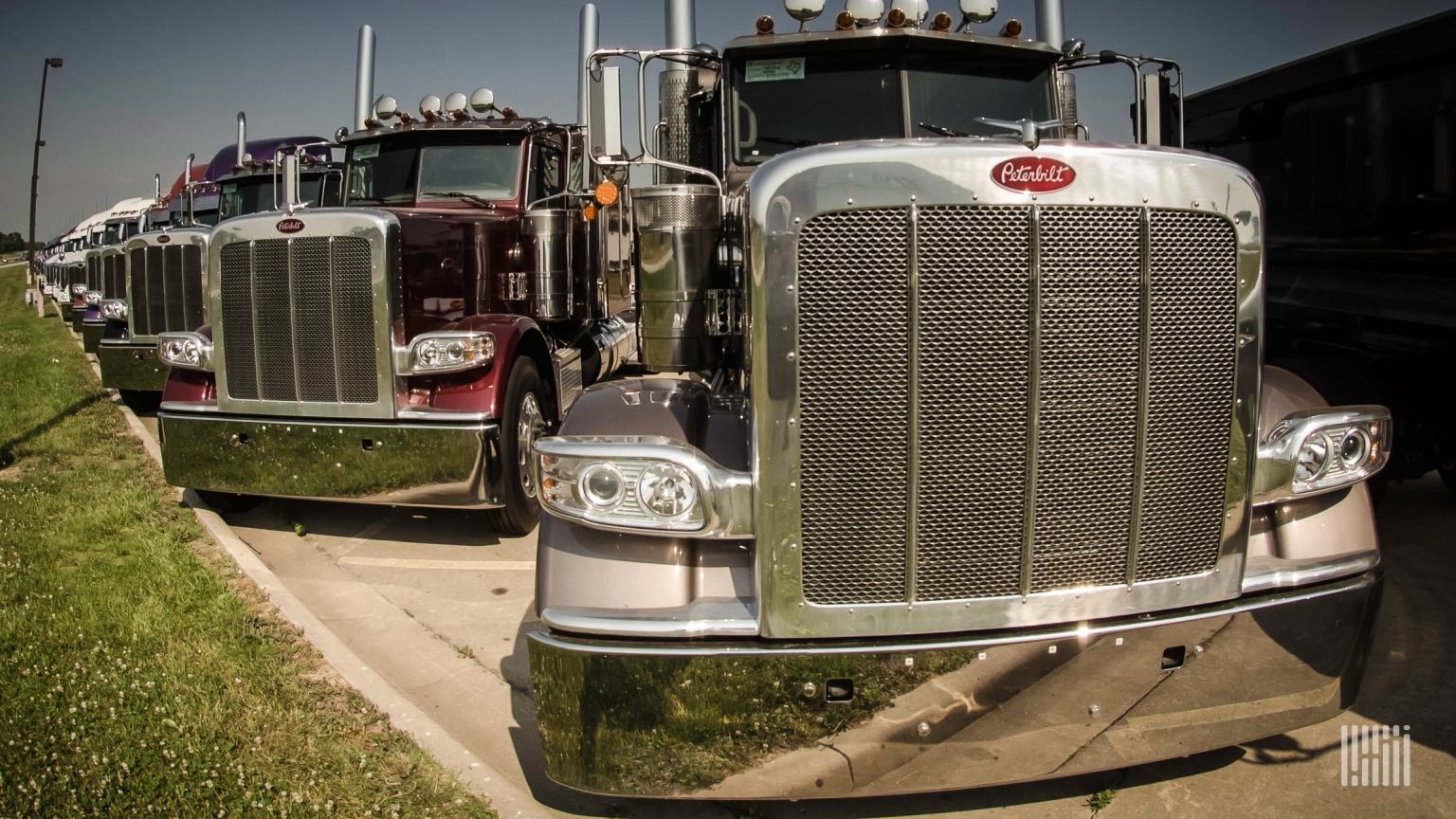 North American Class 8 orders increased 18% month over month and 3% year over year in September as manufacturers opened order books for model-year 2027 trucks. (Photo: Jim Allen/FreightWaves)