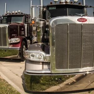 Class 8 truck orders rise 18% in September as fleets turn to 2027 models