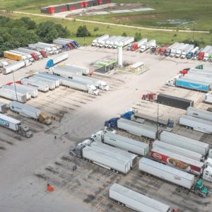 Veteran trucker launches free parking, fuel-price platform for drivers