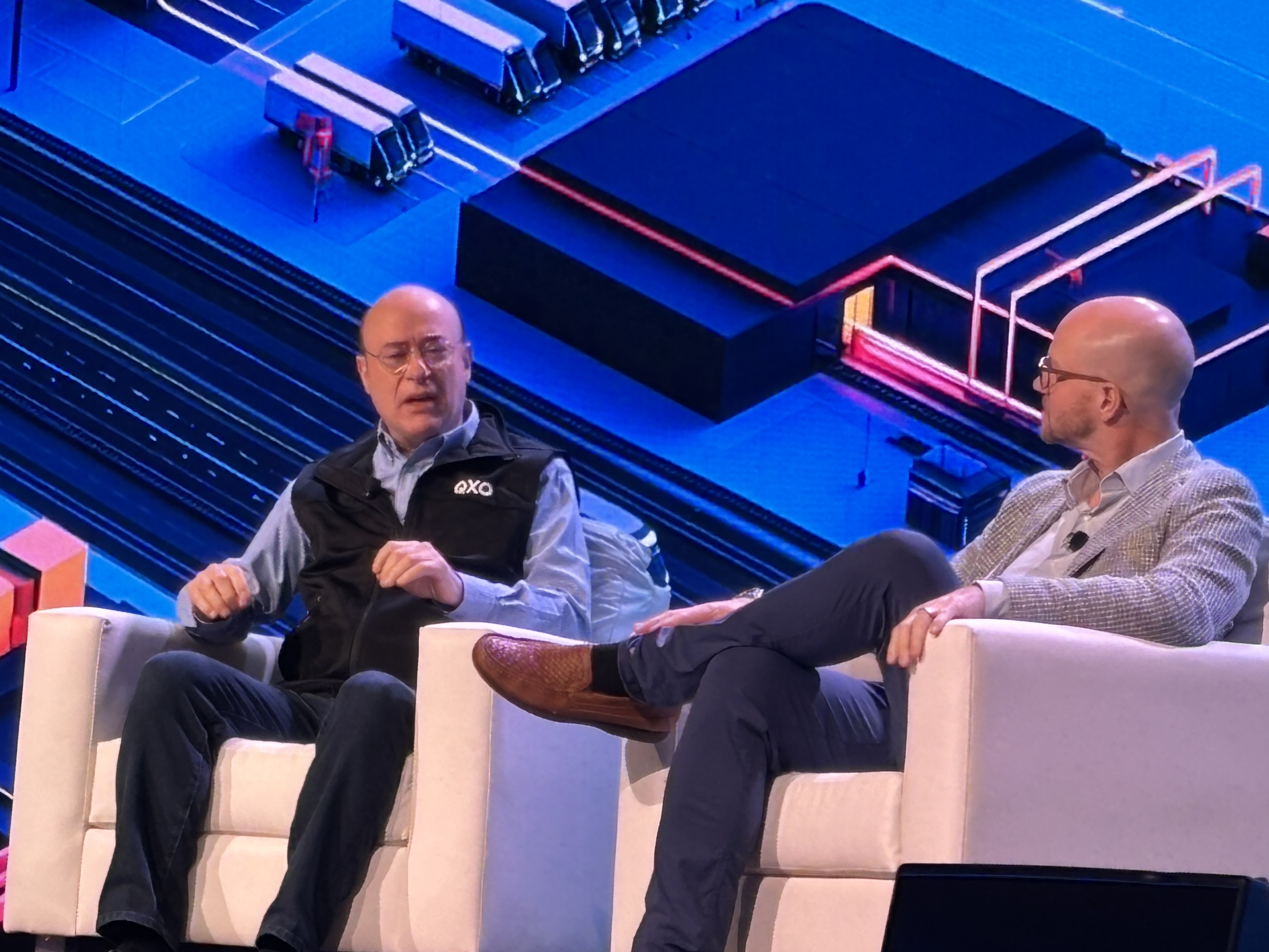 Brad Jacobs (l) speaks with Craig Fuller at the F3 conference in Chattanooga. (Photo: FreightWaves)
