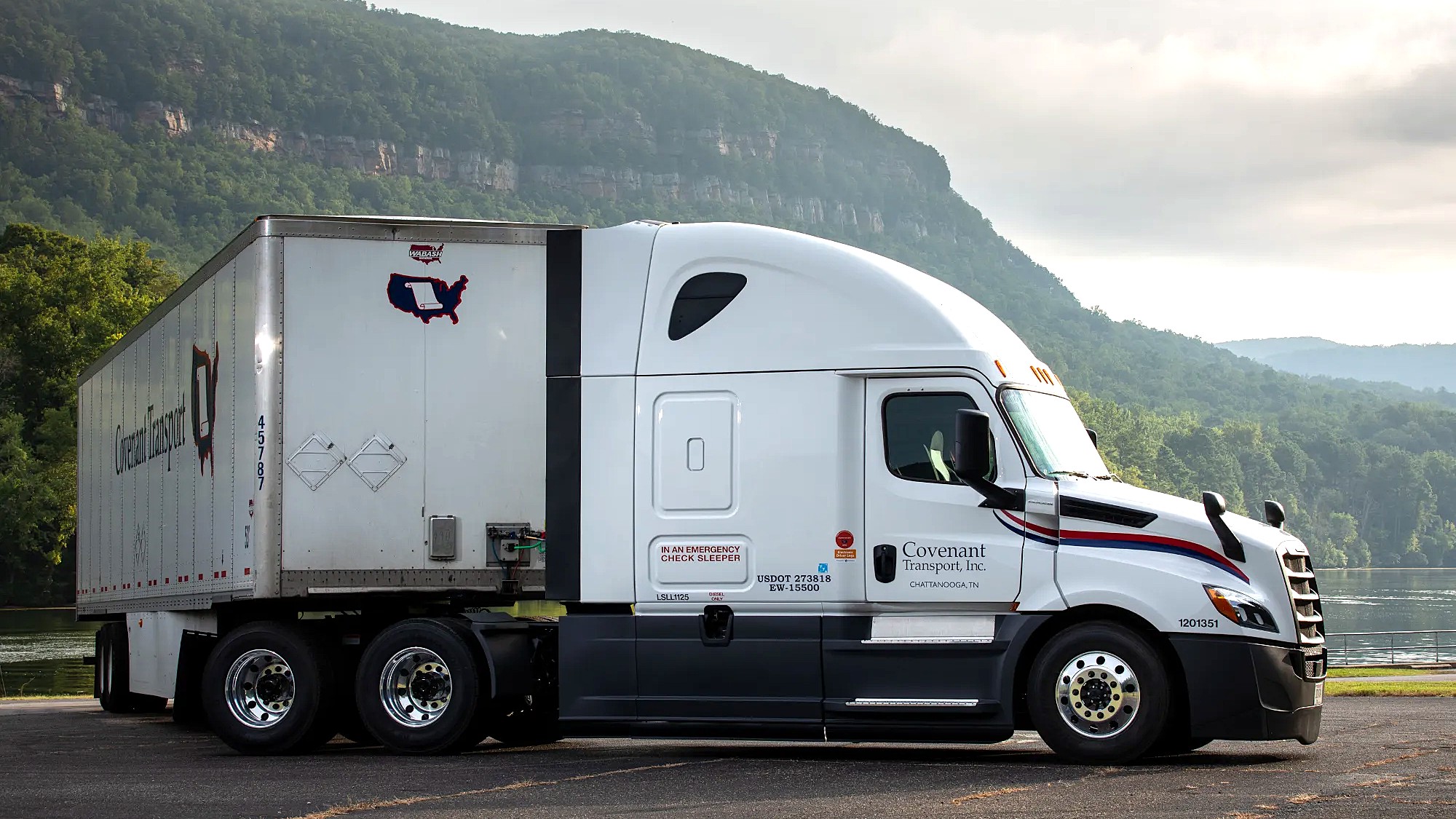 Covenant Logistics increased third-quarter revenue to nearly $354 million while operating 8.9% fewer tractors, highlighting its shift toward committed freight contracts and asset-light logistics. (Photo: Covenant Logistics)